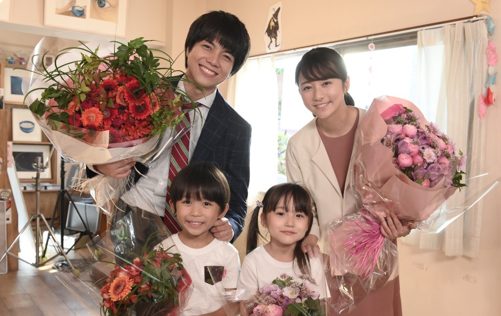 オールアップの様子。後列左から重岡大毅、木村文乃。前列左から佐藤遙灯、宮崎莉里沙。