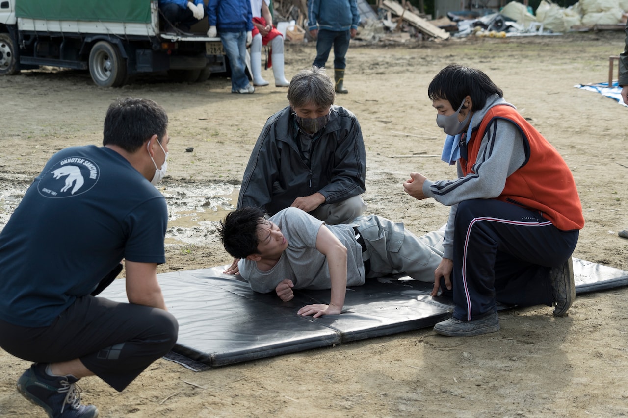 佐藤健が泥水に顔を押し付けられる、「護られなかった者たちへ」メイキング映像