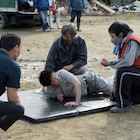 佐藤健が泥水に顔を押し付けられる、「護られなかった者たちへ」メイキング映像