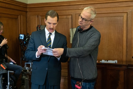 「クーリエ：最高機密の運び屋」メイキング写真。左からベネディクト・カンバーバッチ、監督のドミニク・クック。