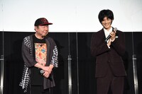 左から古田新太、松坂桃李。