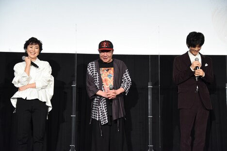 左から寺島しのぶ、古田新太、松坂桃李。