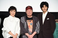 左から寺島しのぶ、古田新太、松坂桃李。
