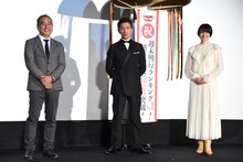「マスカレード・ナイト」大ヒット御礼舞台挨拶の様子。左から鈴木雅之、木村拓哉、長澤まさみ。