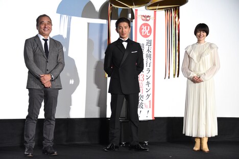 「マスカレード・ナイト」大ヒット御礼舞台挨拶の様子。左から鈴木雅之、木村拓哉、長澤まさみ。