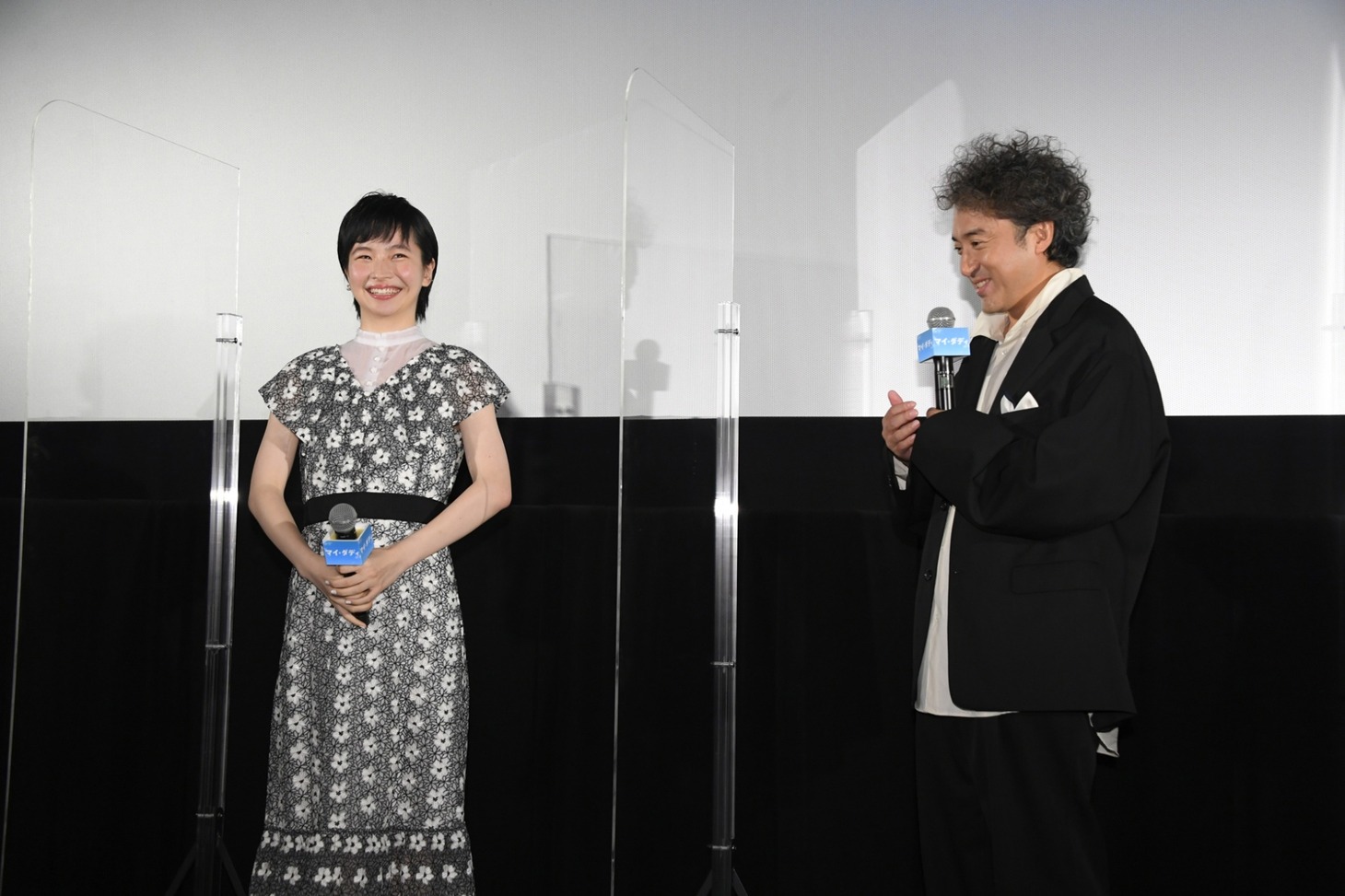 左から中田乃愛、ムロツヨシ。