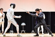 「燃えよ剣」公開記念トークイベントにて、フェンシング実技に挑む岡田准一（右）。