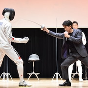 岡田准一が金メダリスト相手にフェンシング実技、映画PRイベントで稽古モードに