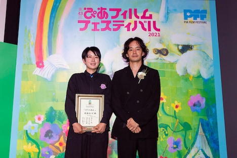 左から東盛あいか、池松壮亮。