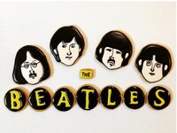 初めて作ったアイシングクッキー。ビートルズのメンバーをモチーフにしているが、ジョージ・ハリスンの枠にはご主人の顔が。