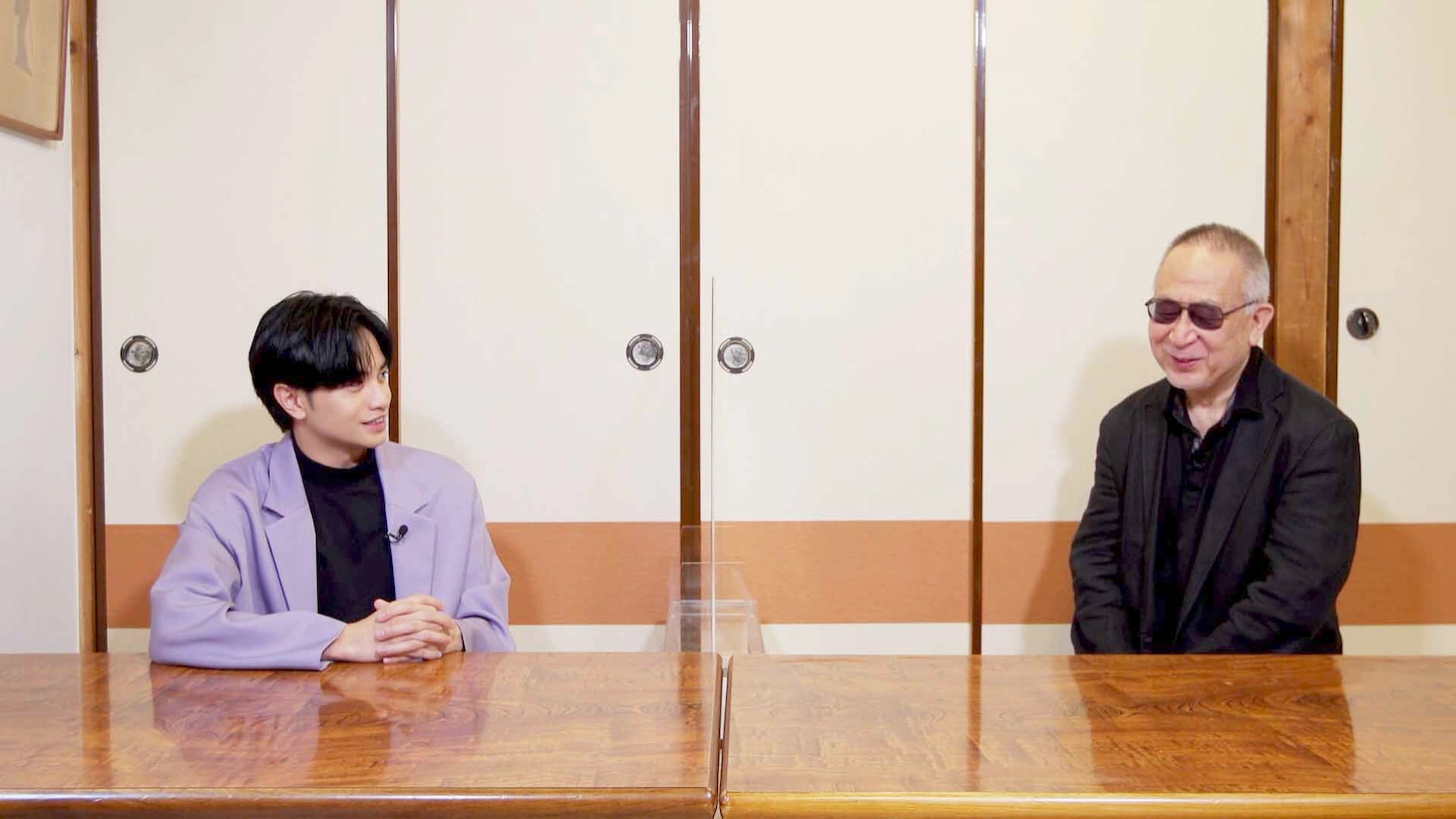 左から中島健人、小泉堯史。