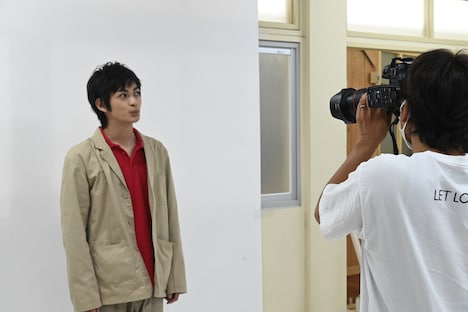 「顔だけ先生」ポスタービジュアルの撮影風景。