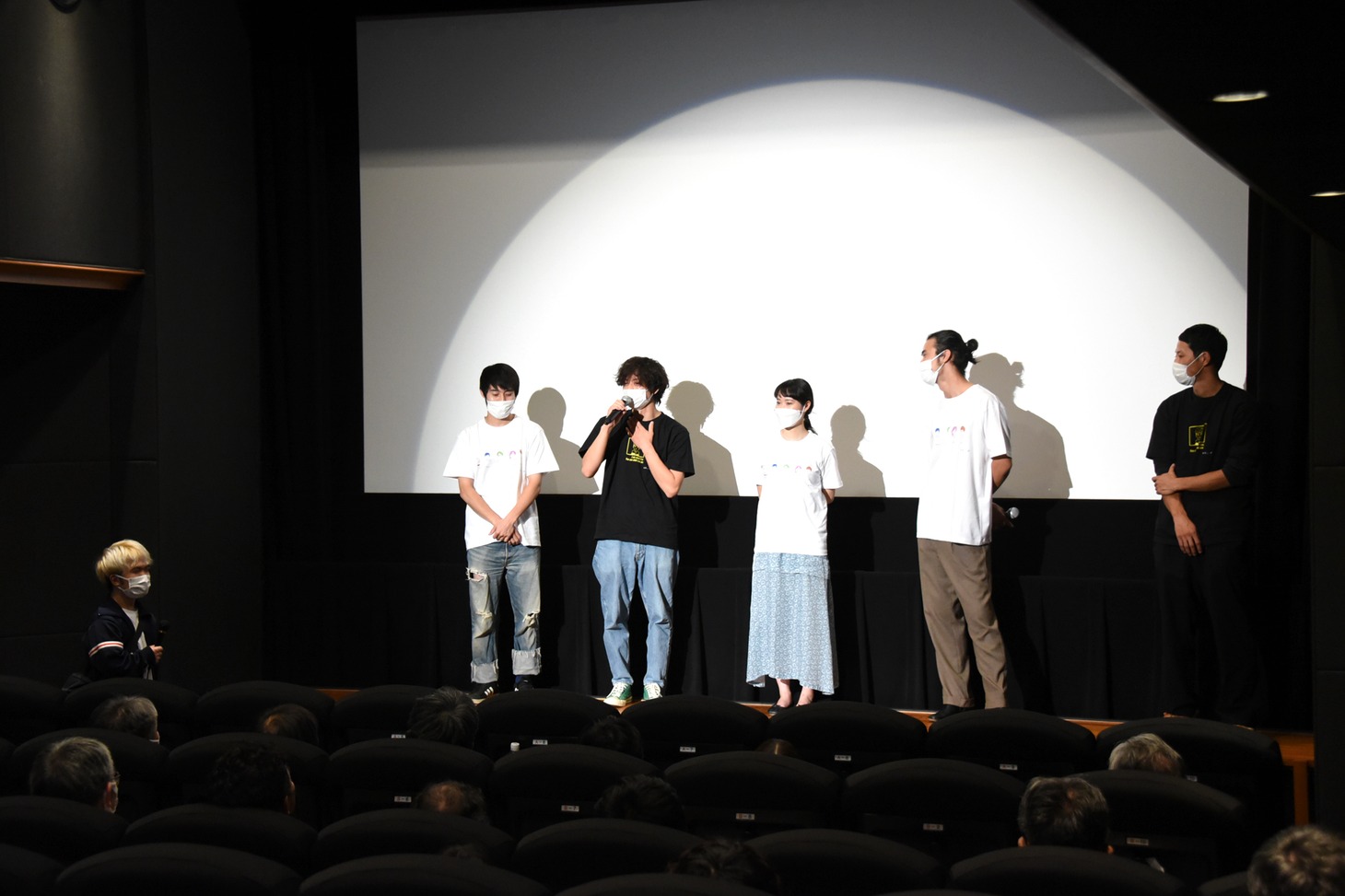 「新しい風」初日舞台挨拶の様子。