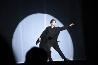 踊る大貫勇輔。