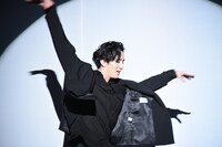 踊る大貫勇輔。