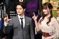 左から瀬戸康史、深田恭子。