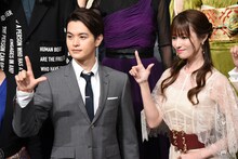 左から瀬戸康史、深田恭子。