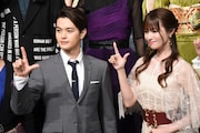 左から瀬戸康史、深田恭子。