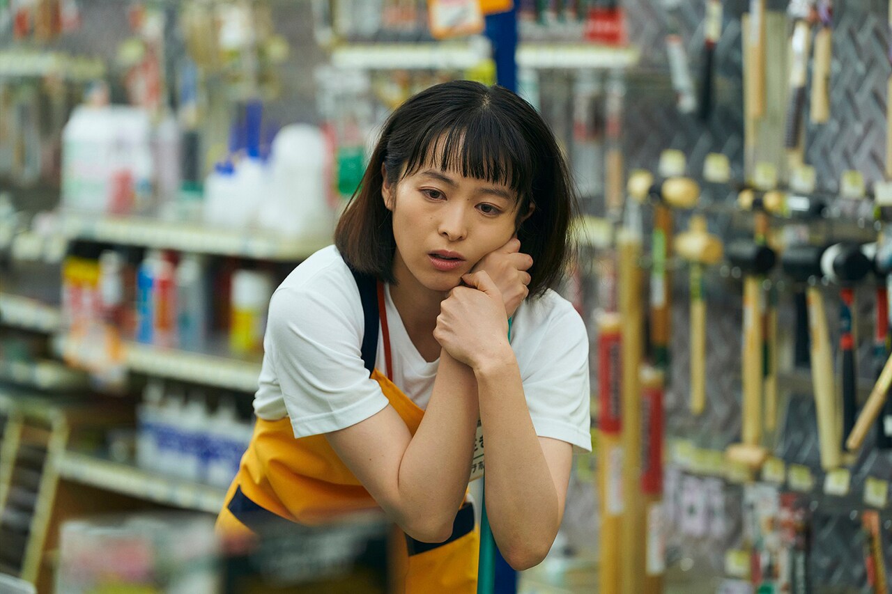 デート中の清野菜名が不良蹴散らす、「死霊軍団 怒りのDIY」冒頭映像