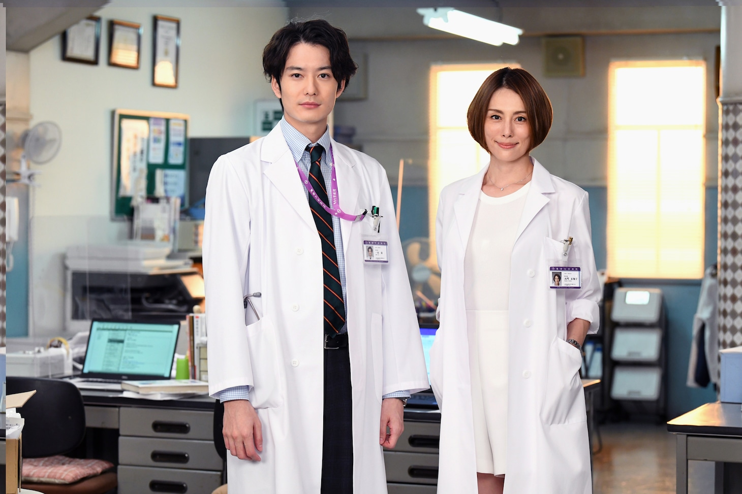 左から一木蛍役の岡田将生、大門未知子役の米倉涼子。