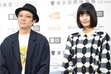 左から吉田恵輔、橋本愛。