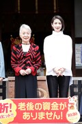 左から草笛光子、天海祐希。