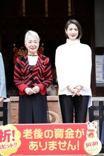 左から草笛光子、天海祐希。