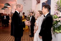 ウィリアム王子（左）と話すレア・セドゥ（中央）、キャリー・ジョージ・フクナガ（右）。