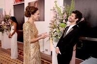 談笑するキャサリン妃（左）、ベン・ウィショー（右）。