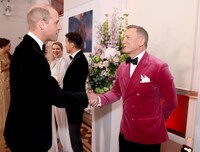 ウィリアム王子（左）と握手を交わすダニエル・クレイグ（右）。