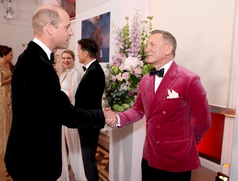 ウィリアム王子（左）と握手を交わすダニエル・クレイグ（右）。