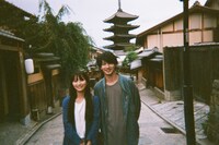 左からロン・モンロウ、横浜流星。