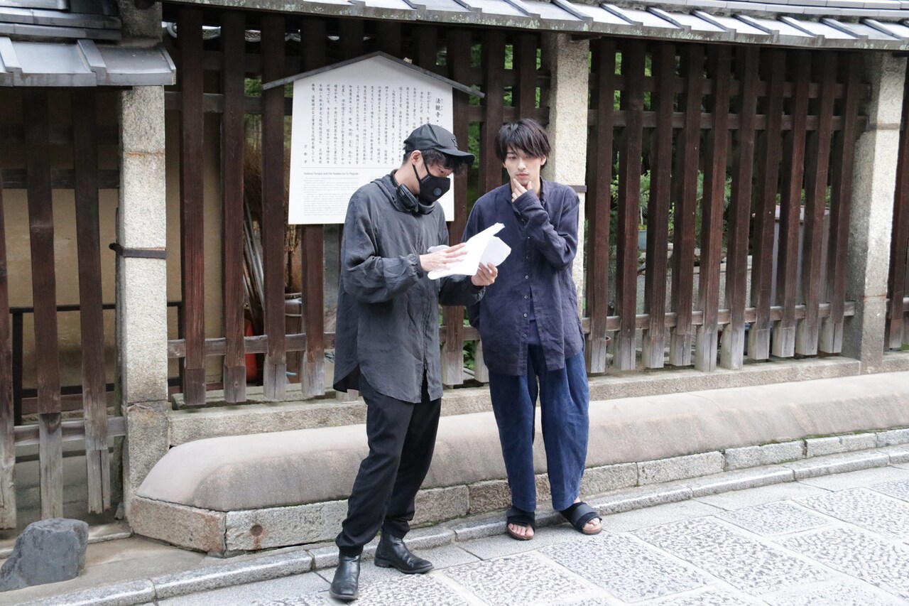 「名もなき一篇・アンナ」メイキング写真。左から藤井道人、横浜流星。