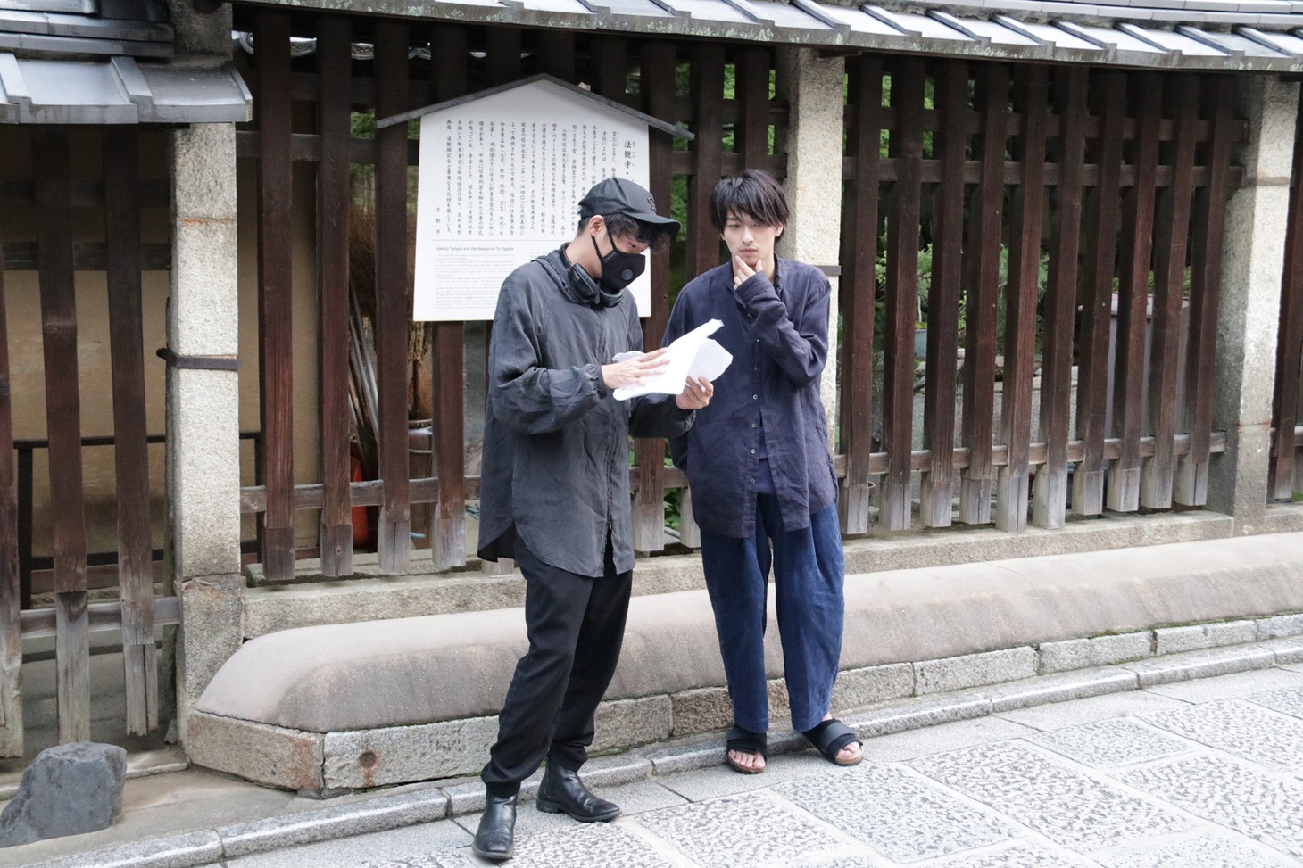 「名もなき一篇・アンナ」メイキング写真。左から藤井道人、横浜流星。