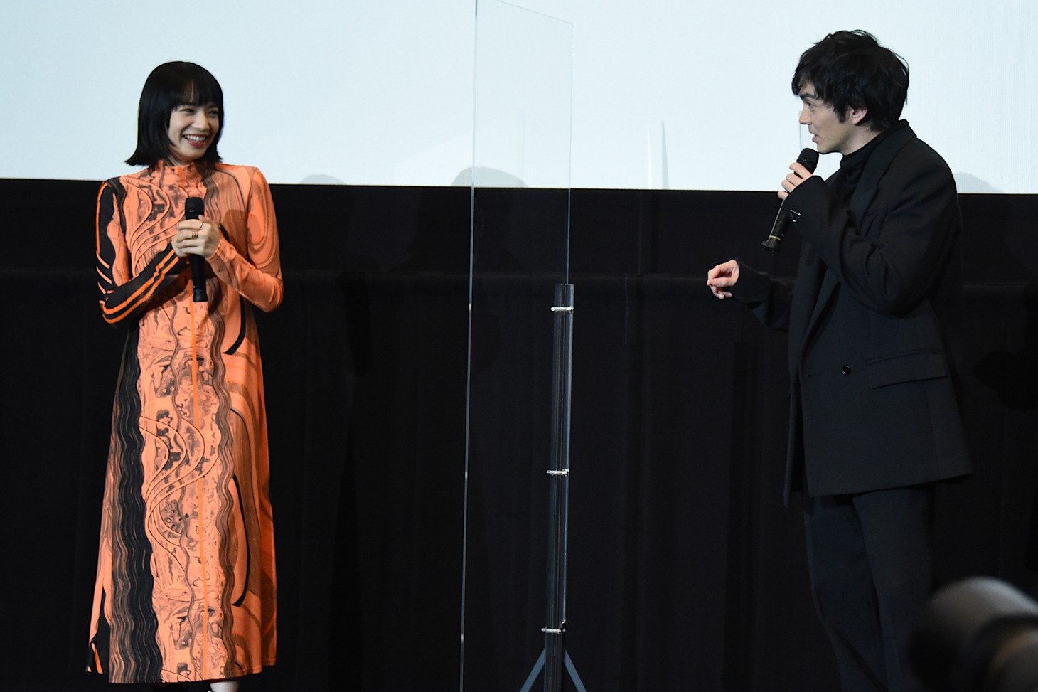 左から小松菜奈、林遣都。