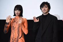 左から小松菜奈、林遣都。