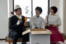 左から勝村政信演じる加地秀樹、片岡信和演じる帝塚山翼、武田玲奈演じる江頭早苗。