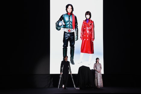 左から池松壮亮、浜辺美波。