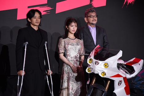 左から池松壮亮、浜辺美波、庵野秀明。