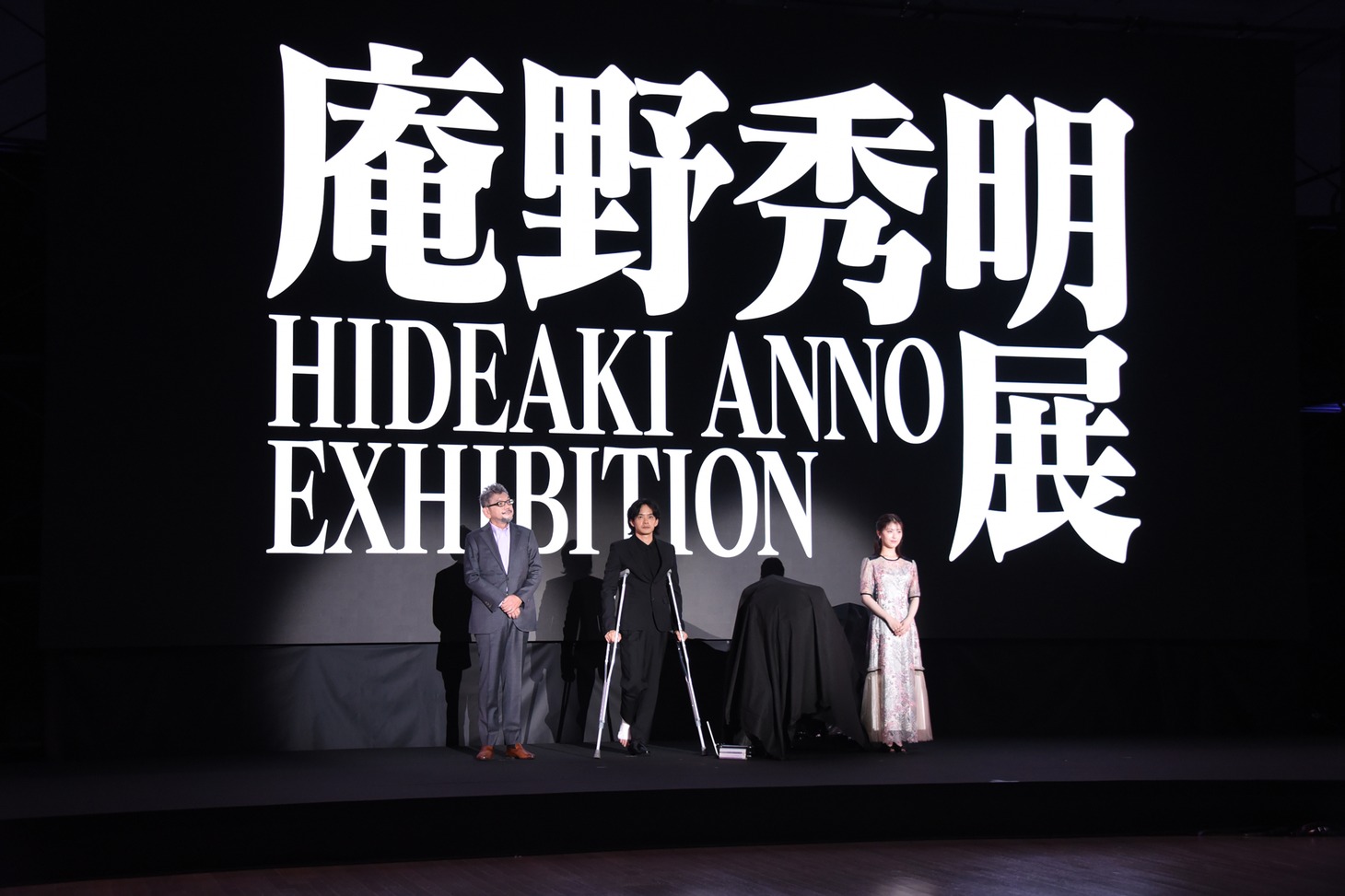 左から庵野秀明、池松壮亮、浜辺美波。