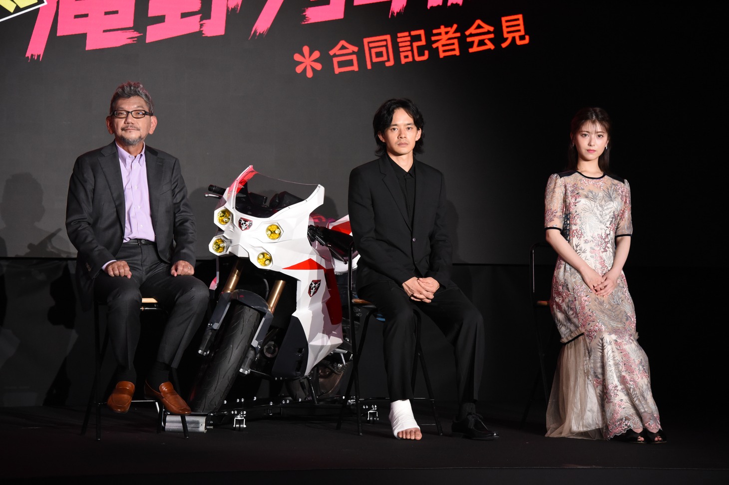 左から庵野秀明、池松壮亮、浜辺美波。