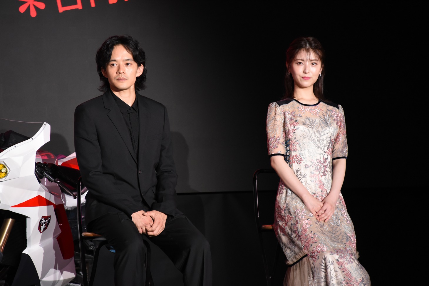 左から池松壮亮、浜辺美波。
