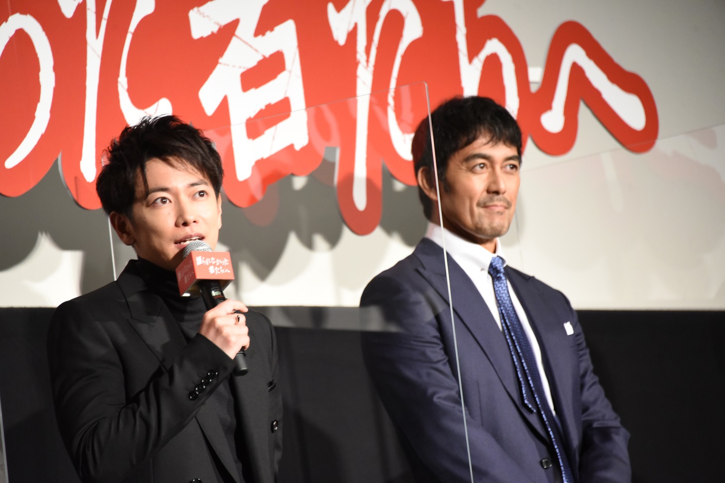 左から佐藤健、阿部寛。