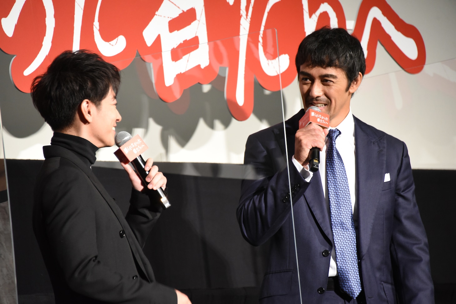 11年ぶりの共演について話す佐藤健（左）と阿部寛（右）。