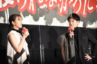 左から清原果耶、佐藤健。