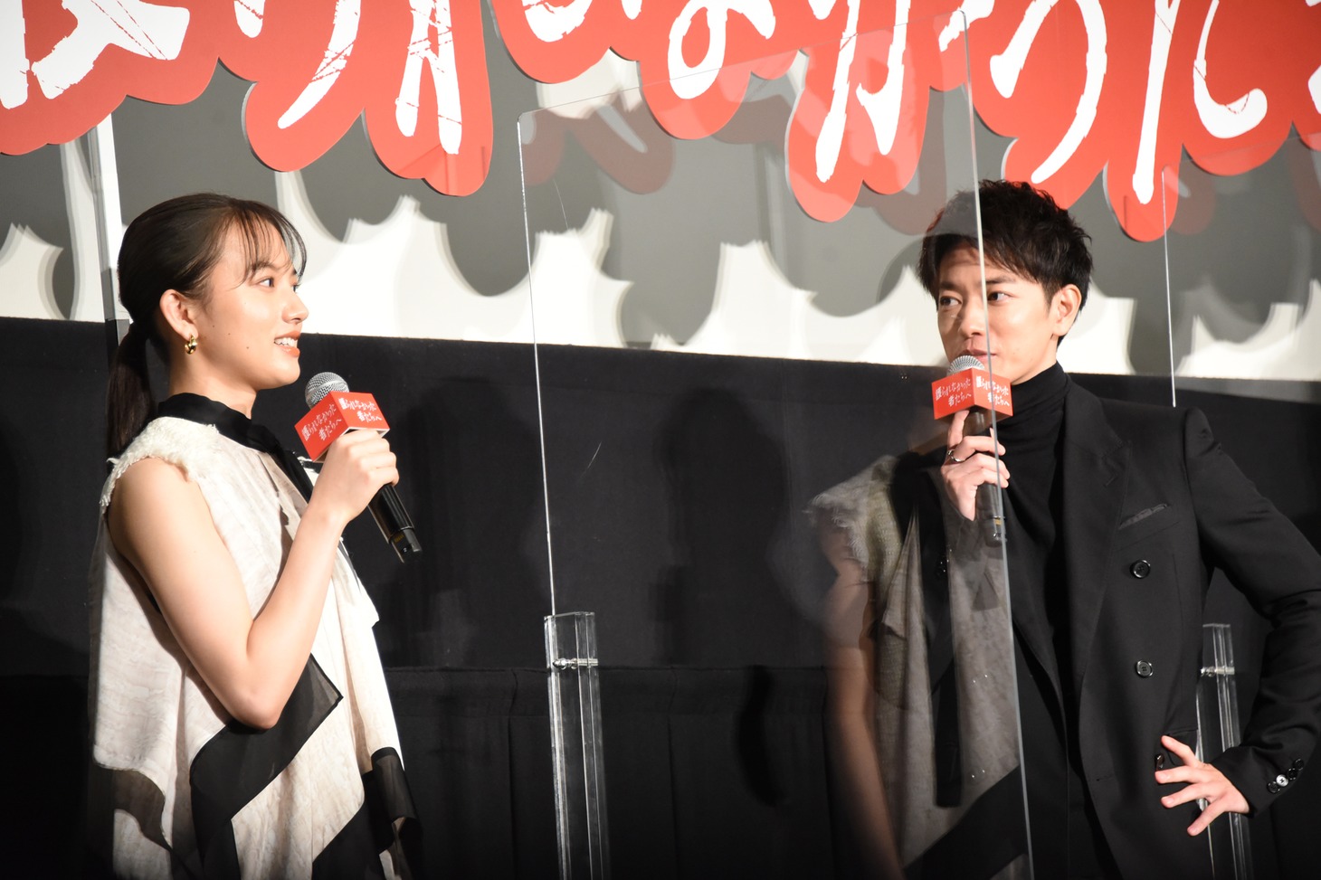 左から清原果耶、佐藤健。