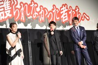 「次は家族を演じたい」と話す清原果耶（左）と、にこやかに話を聞く佐藤健（中央）、阿部寛（右）。
