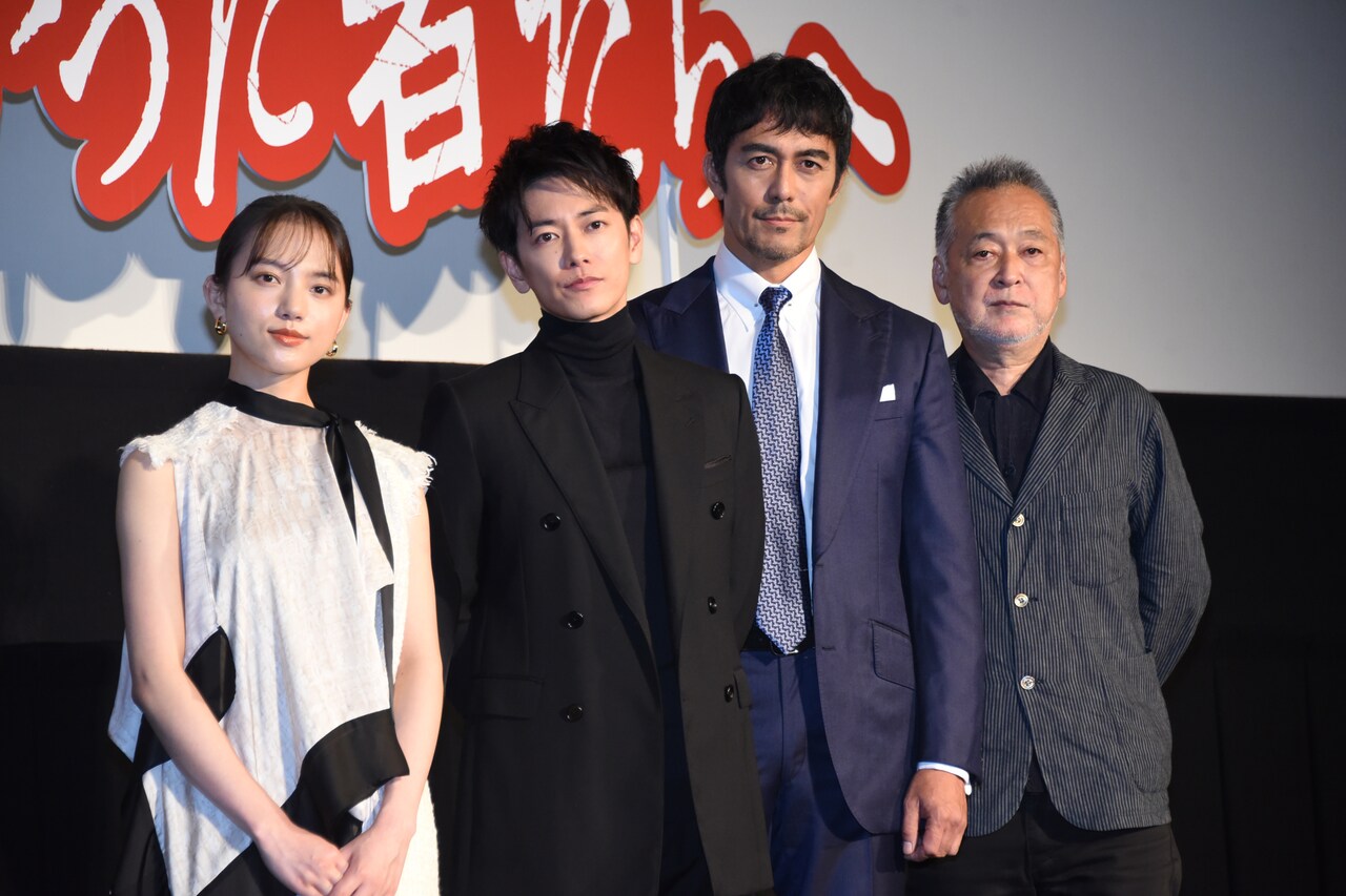 「護られなかった者たちへ」初日舞台挨拶にて、左から清原果耶、佐藤健、阿部寛、瀬々敬久。
