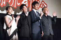 カメラに手を振る登壇者たち。