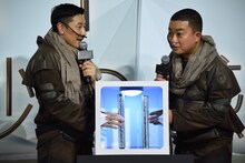 箱の中身当てゲームで主人公ポールの名前にちなんだ「ビリビリするポール」を触ろうとするチョコレートプラネット。